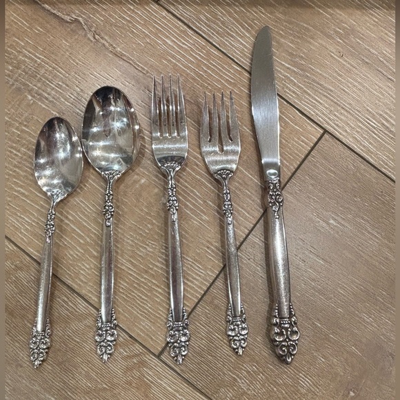 Oneida Community Spanish Crown 11 place setting set - Picture 3 of 5